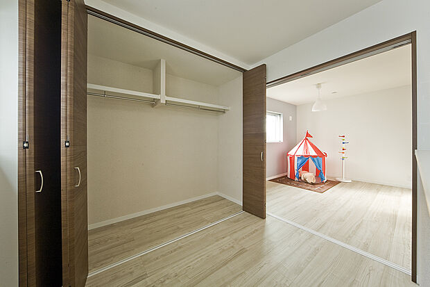 【【当社施工例/洋室】】隣接する洋室と一体利用して、広々した空間に。クローゼットが備わっていますので、洋服を掛けて収納できます。枕棚には、帽子やバッグなどの小物が収納でき便利です。