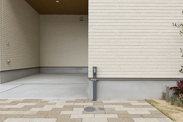 【【カースペース】】大切なお車を雨風から守るビルトインガレージ。洗車時にも活用できる立水栓を備えています。