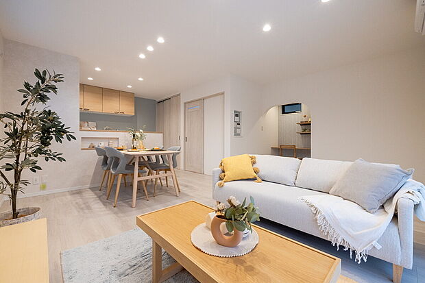 【【当社施工例】リビング】心地良い風が舞い込む2面採光。多用途に使用できるカウンタースペースを採用していますので、食事スペースと学習スペースをはっきり区別できます。ご家族皆さまで、快適な家族団らんの一時が過ごせそうです。