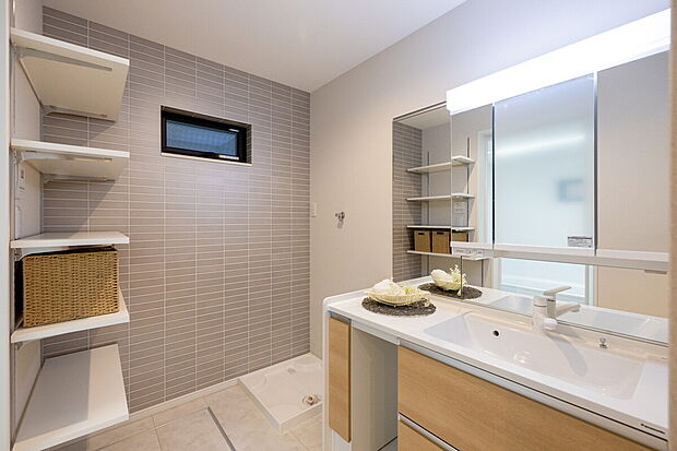 【【当社施工例】洗面所】窓を設けた、陽光が差し込む明るい洗面所です。出し入れしやすくどこに何があるのかすぐに分かる、オープン収納を採用しました。可動棚ですので、収納したい物の高さに合わせて使用できます。