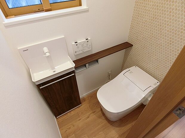 【【当社施工例】トイレ】すっきりとした空間作りができるタンクレストイレ。1年を通して快適に使用できる温水洗浄便座付きです。手洗い器が備わっていますので、使用後すぐに手が洗えて衛生的です。