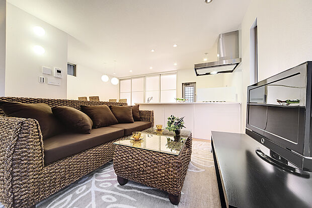 【【当社施工例】リビング】開放感のあるペニンシュラキッチンを採用したLDKです。調理中でもリビングダイニングの様子を見守れます。小さなお子様がいるご家庭も安心◎