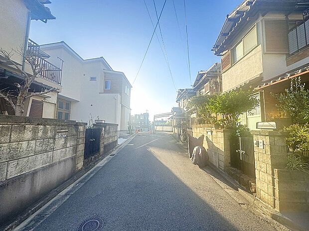 周辺は戸建の建ち並ぶ閑静な環境
車通りも少なく、お子様のいらっしゃるご家族の方にもご安心頂けます
ご家族でゆったりとお過ごしいただけます！