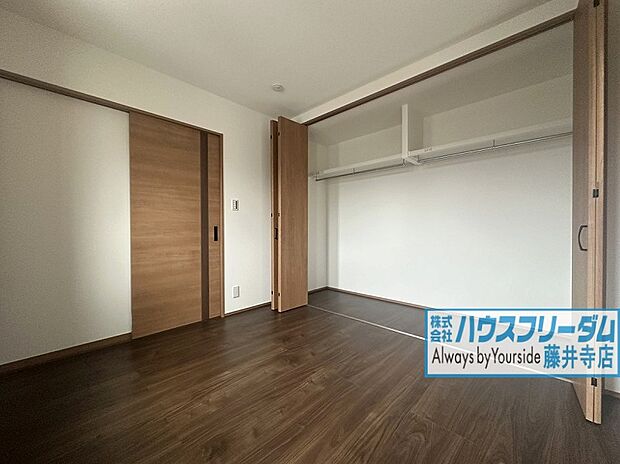 【【洋室】】CLのある広々とした洋室となっております！様々な使い方が出来、お子様のお部屋としてもお使いいただけます！ライフスタイルに合わせてお使いください♪