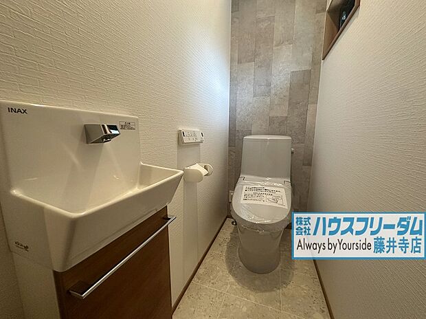 【【トイレ】】清潔感のあるトイレとなっております！小窓がございますので昼間は節電になりそうですね！各階にトイレがございますので急な来客時にも困りませんね♪