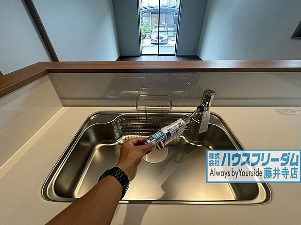 【【キッチン】】水器シャワーから流す水の音を軽減する静かなシンクを採用。見えないところにさり気ない配慮