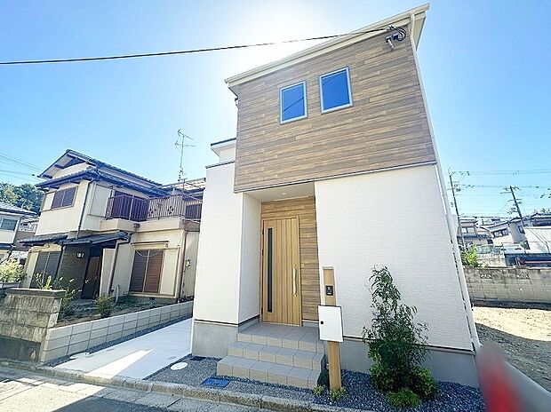 【現地外観写真】幼保施設・小学校・中学校などの教育施設やコンビニ、スーパーが徒歩10分圏内に点在。通学・送迎負担も少なく、子育て世帯にも嬉しいロケーション。