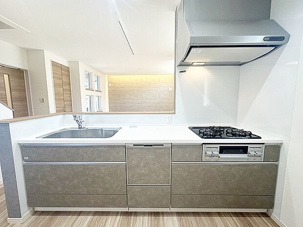 【キッチン】食器洗浄乾燥機付なので食後にご家族とのんびりできます。収納豊富で調理器具や調味料も出し入れしやすいです。
