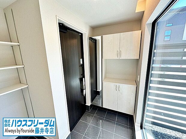 【収納もたっぷりできる玄関( 同形状・同仕様)】広々とした明るい玄関は気持ちがいいですね。