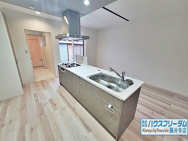 【キッチン】開放的なアイランドキッチン採用!お子様を見守ることができ、安心して家事ができますよ!