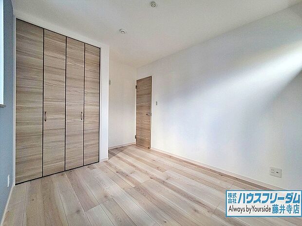 【洋室【同社施工例】】やさしい木目調のフローリングなので、家具もお部屋に馴染みやすいですよ♪フローリングなのでお掃除がラクラク♪