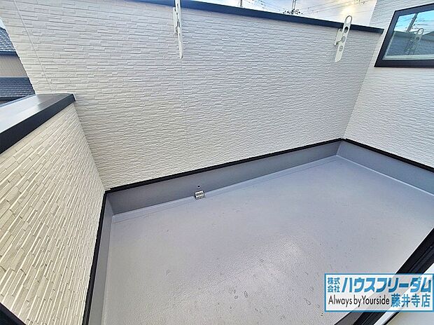 【バルコニー【同社施工例】】広々としたバルコニーです♪日当たりと風通しがとても良いです!