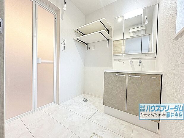 【清潔感のある洗面化粧台です！≪3号地≫】明るく、清潔感溢れる洗面所。
三面鏡タイプは、中に物を収納することができ、スッキリと保つことが出来ます