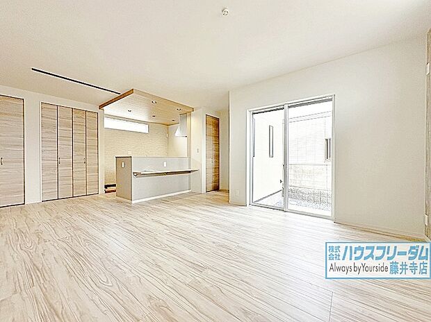 【お問い合わせ心よりお待ちしております♪≪3号地≫】ＬＤＫ約17.5帖、こだわりの「広がり」。休日はお陽さまの光をたっぷりととりこめるぽかぽかリビングで過ごしませんか？リビングには大きな窓を取り、気持ちの良い陽ざしが入ってきます