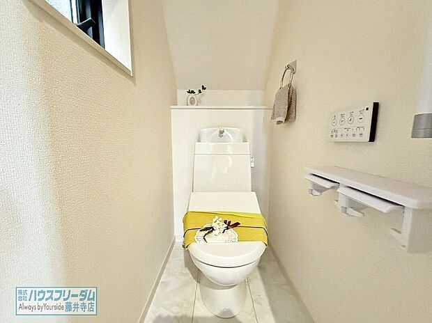 【白を基調とした清潔感溢れるトイレ♪】トイレにはウォシュレット完備!トイレは2箇所あり、慌ただしい朝もゆったり使えます!