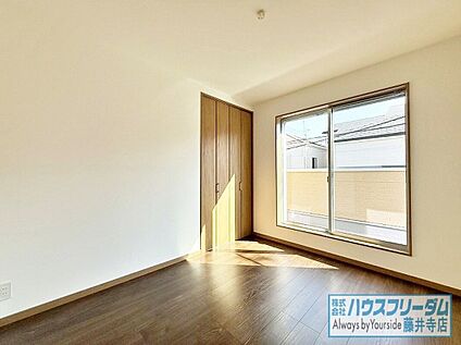 落ち着いた色合いのお部屋は寝室におすすめ