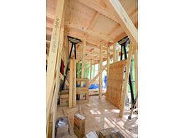 ■制震装置「MIRAIE　Σ」　
地震に強い住宅を見るのは性能評価の耐震等級。ナビホームは最高「３」を取得しておりますが、繰り返す地震に対応するため、制震装置も設置。
現地（2025年04月）撮影