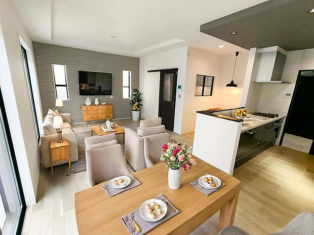 O号棟のリビングに家具を設置したらこんな感じに。※現地画像に家具等をCG合成しております。