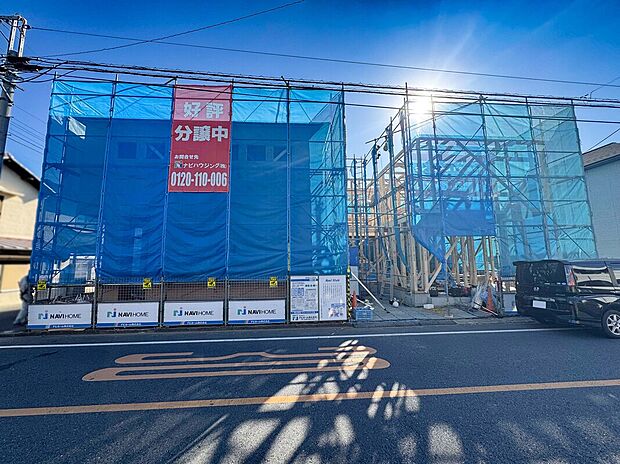 ■右がA号棟、左がB号棟
前面道路の幅員8.1ｍ。Ｂ号棟脇の道路は幅員4.0ｍ。