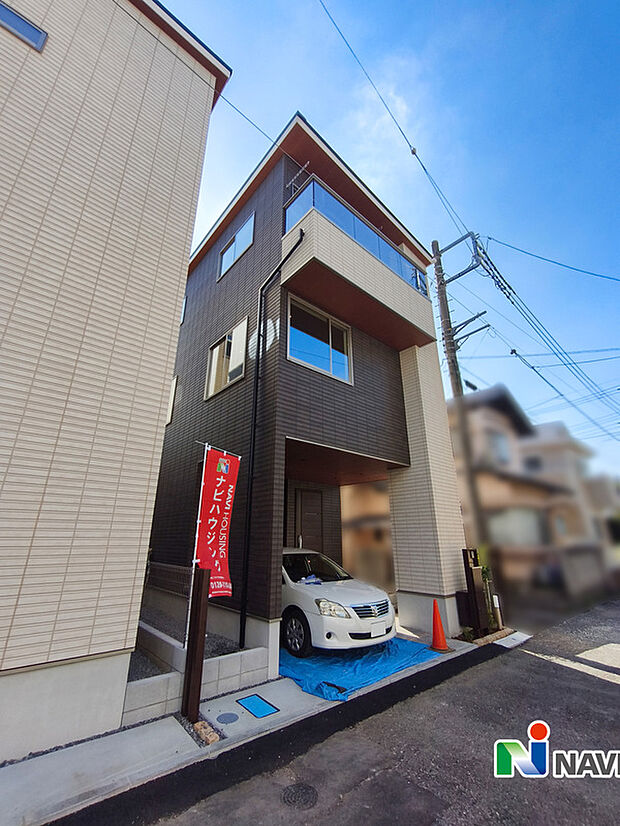 2棟の奥に建つC号棟。実はお庭があります。