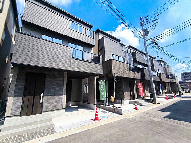 【分譲地内　南道路の４棟】左手前からD号棟,E号棟,F号棟,G号棟