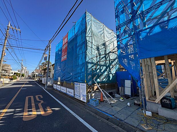 【裏門通りをまっすぐ行くと浦和駅へ】前面道路「裏門通り」　幅員8.1ｍ