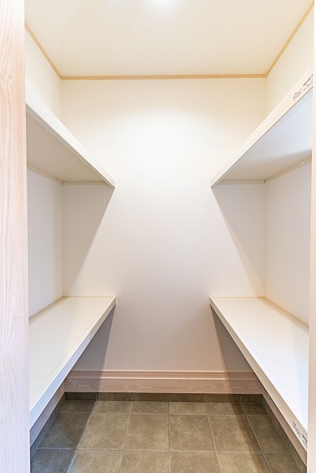 【【シューズクローク】】土足のまま入れるスペースなので、園芸道具など外で使うグッズも　一緒に収納することができます。