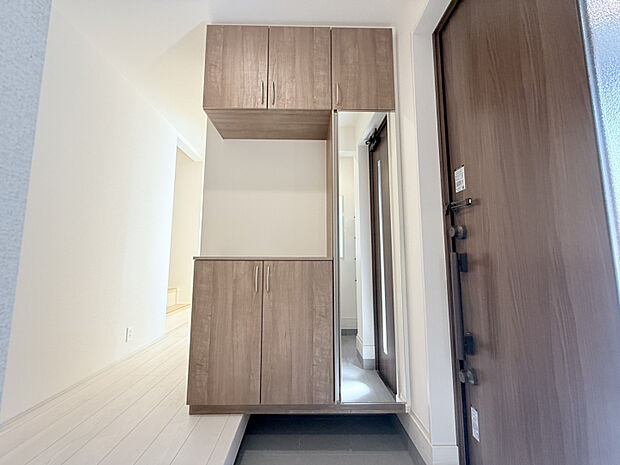 玄関収納　全身鏡付きで身だしなみをしっかりと整えることができます。