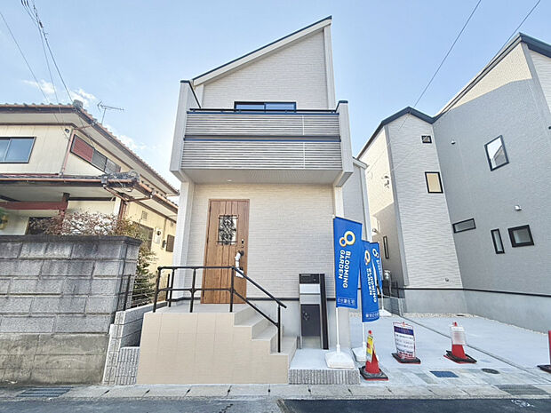 【2号棟】外観　品質・性能にこだわったブルーミングガーデンの長期優良住宅。快適な暮らしが叶う間取り設計に、折上天井やアクセントクロスなど、空間にメリハリを演出するデザインも魅力です。