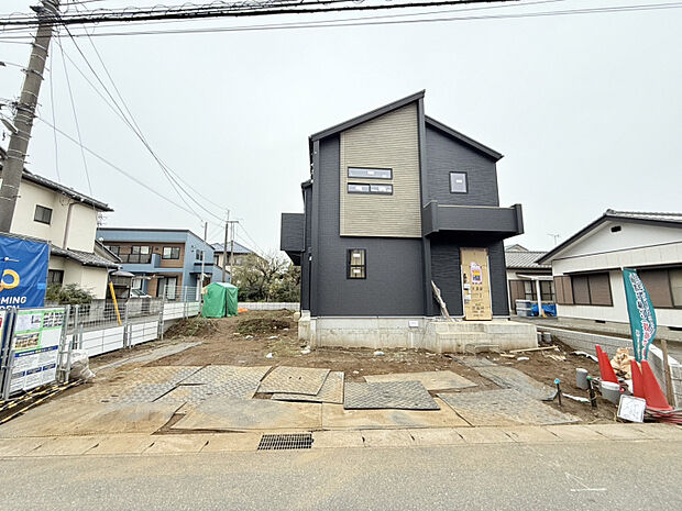 【2025/11/13　販売現地】　品質・性能にこだわったブルーミングガーデンの長期優良住宅。快適な暮らしが叶う間取り設計に、折上天井やアクセントクロスなど、空間にメリハリを演出するデザインも魅力です。