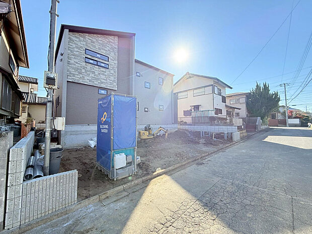 【2025.11.28　販売現地】　低層の一戸建てを中心とした街並みが続いています♪周辺は高い建物が建っていないので、採光や開放性に恵まれ、空が広く緑の多い閑静な趣を感じる環境です。