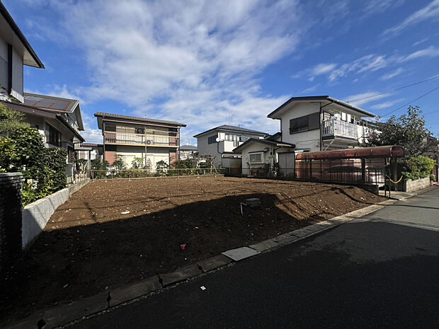 2025/11/10　販売現地　品質・性能にこだわったブルーミングガーデンの長期優良住宅。快適な暮らしが叶う間取り設計に、折上天井やアクセントクロスなど、空間にメリハリを演出するデザインも魅力です。