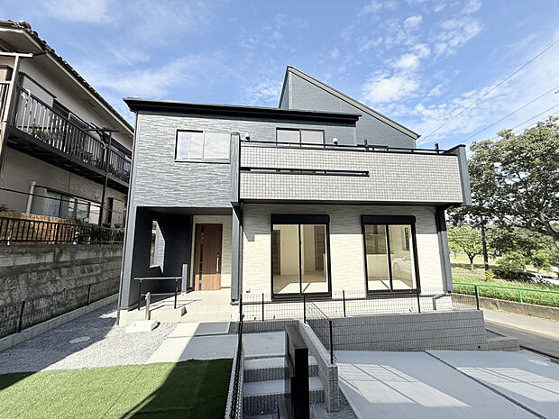 【外観】食器洗浄乾燥機や浴室暖房換気乾燥機、全窓ペアガラスなど暮らしを彩る機能的な設備を搭載◎より便利で快適な暮らしが叶います。