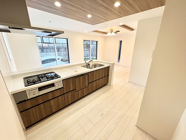 【キッチン】キッチン裏も十分な広さを確保した設計です。