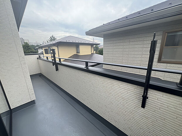 【【2号棟】バルコニー】6.0帖・5.25帖の洋室から出入り可能。奥行きのあるワイドバルコニーのため、衣類はもちろん、シーツや布団などの大きな物もしっかりと干せ、乾きも期待できます。