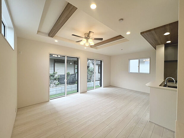 【【2号棟】リビングダイニング】自然光と爽やかな風が室内に届くオープンなLDK。寛ぎのスペースと食事のスペースをゾーニングしやすいレイアウトです。