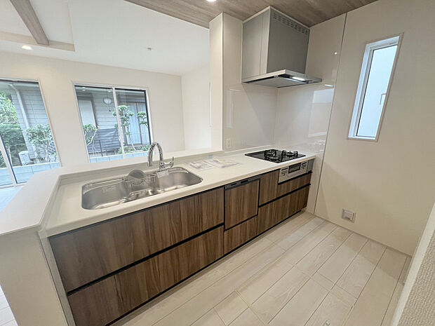 【【2号棟】キッチン】ご家族との会話を楽しみながら作業ができる対面仕様のキッチンです。コンロ前にキッチンパネルを施し、油汚れなどをサッと拭き取ることができます。