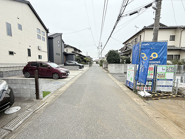 【【2025/11/13　販売現地・前面道路】】南東側前面道路は、幅員約4mの公道に面しています。風通しの良い道路のため、お車の移動や出入庫をスムーズに行えます。