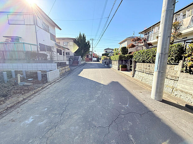 【【2025.11.28　販売現地・前面道路】】前面道路は、幅員約6mの公道に面しています。風通しの良い道路のため、お車の移動や出入庫をスムーズに行えます。