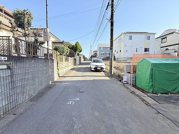 【【2025.11.30　販売現地・前面道路】】食器洗浄乾燥機や浴室暖房換気乾燥機、全窓ペアガラスなど暮らしを彩る機能的な設備を搭載◎より便利で快適な暮らしが叶います。