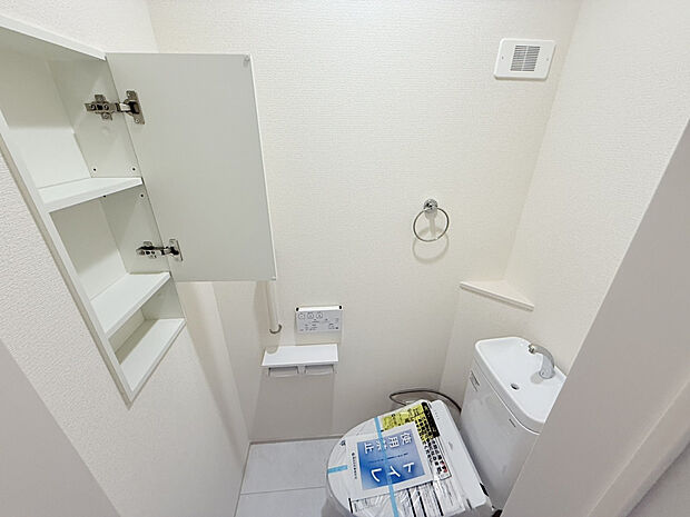 【【(1)号棟　トイレ】】あると便利なトイレ収納も1，2階に設置されています。