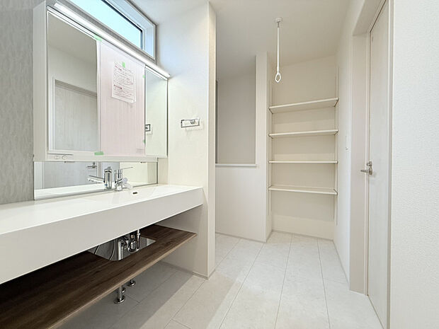 【【(1)号棟　洗面脱衣所】】おしゃれで使いやすい洗面化粧台付き♪　可動棚もあるので広く使いやすい空間です。