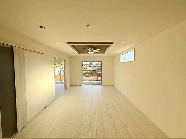 【【(1)号棟　リビングダイニング】】対面式カウンターは料理中もコミュニケーションがとりやすく、リビングで寛ぐご家族やお客様との会話が楽しめます。★シーリングファン付き