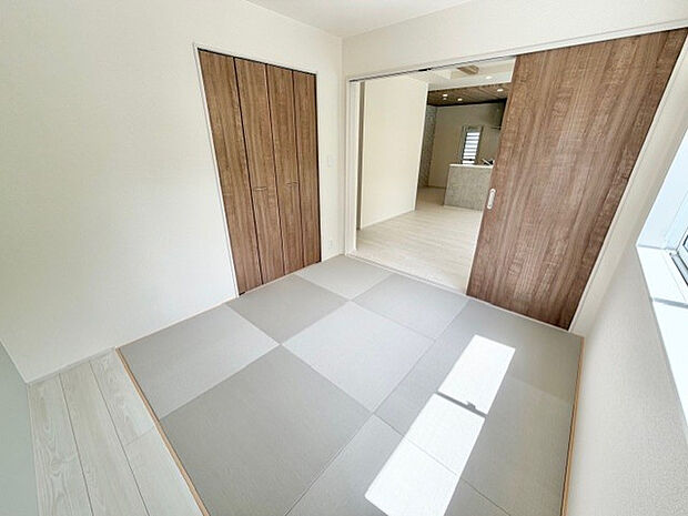 【【続き間和室】】お洒落な佇まいの縁なし畳を採用しています。洋室のリビングに違和感なく馴染む、洗練された和の空間としてもお楽しみいただけます。