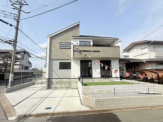 【【外観】】駐車スペースは3台分確保◎（車種による）南面には人工芝のお庭あり！