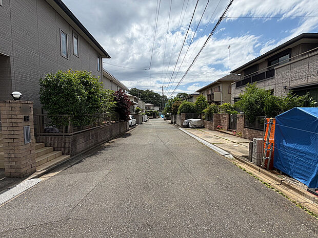 【【2026/5/29　前面道路約6.0m】】駐車スペースは3台分確保！全室南向きで日当たり良好です◎