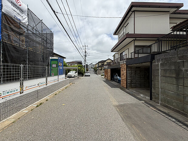 【【前面道路　約6.0m】】低層の一戸建てを中心とした街並みが続いています♪周辺は高い建物が建っていないので、採光や開放性に恵まれ、空が広く緑の多い閑静な趣を感じる環境です。