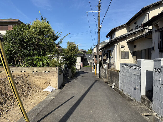【【2026/7/19 前面道路】】自然が多く、小学校・幼稚園が徒歩6分圏内にあり、子育てに優しい住環境です◎