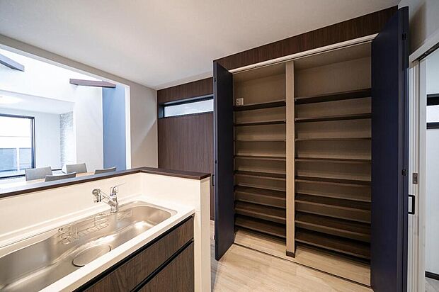 【本分譲地に建築可能な建物プラン例】
キッチン横に大容量のパントリーを設置。食品のストックや調理家電を収納可能。すぐに取り出せ使い勝手も◎《分譲地外:建物面積100.63m2、建物価格1719万円》