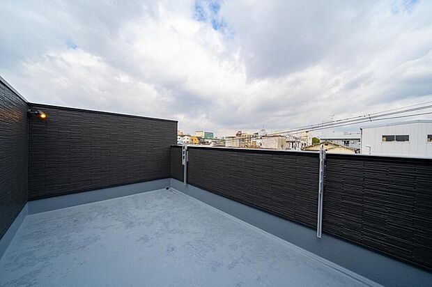 【本分譲地に建築可能な建物プラン例】
プライバシー性の高い、手摺を立ち上げたルーフバルコニー。BBQやプール遊び等、おうち時間を楽しめます。《分譲地外:建物面積104.07m2、建物価格1778万円》